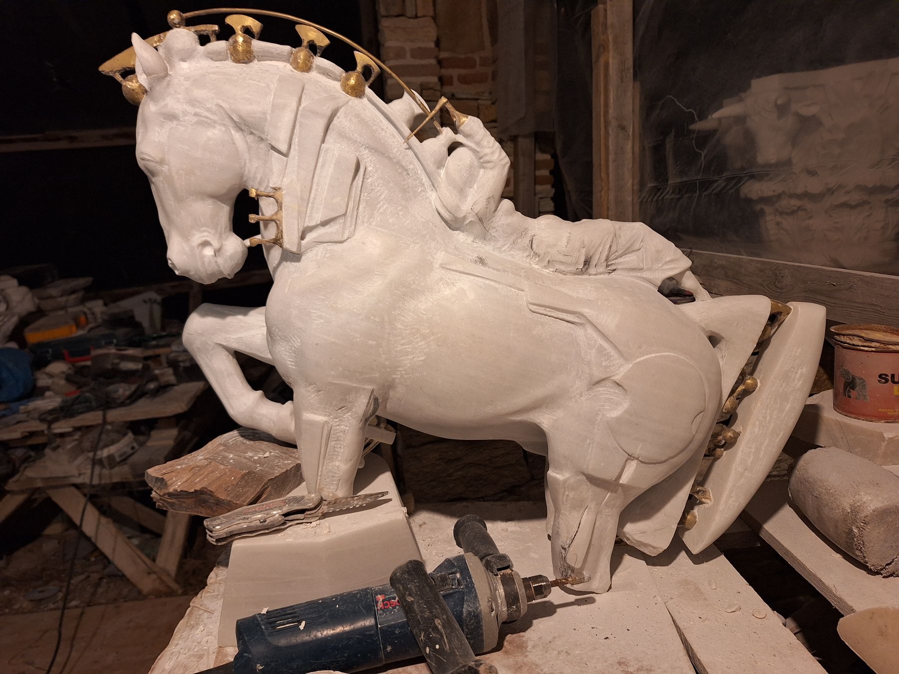 Horse sculpture at workshop — Irakli Athoneli